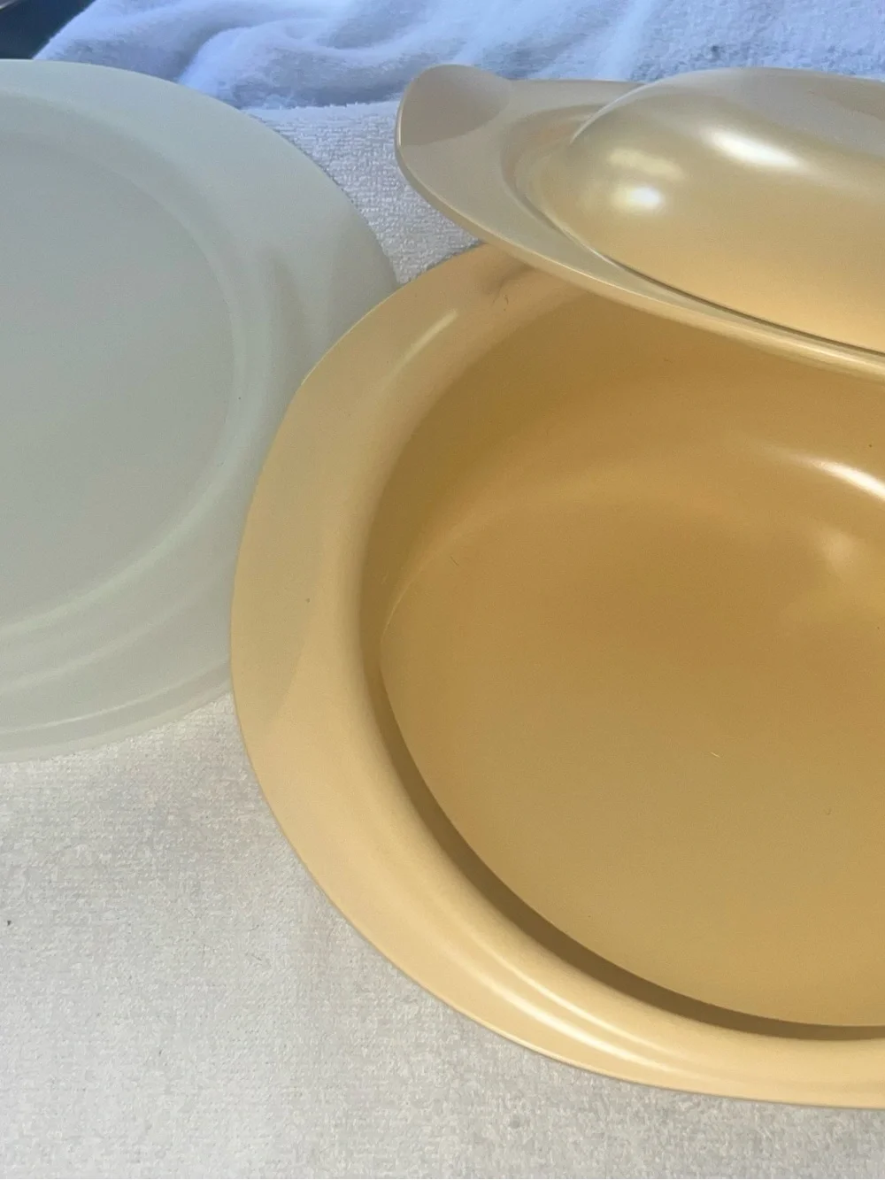 Vintage New Tupperware Ovenworks 2qt ROUND casserole, lid and seal Yellow 2 qt